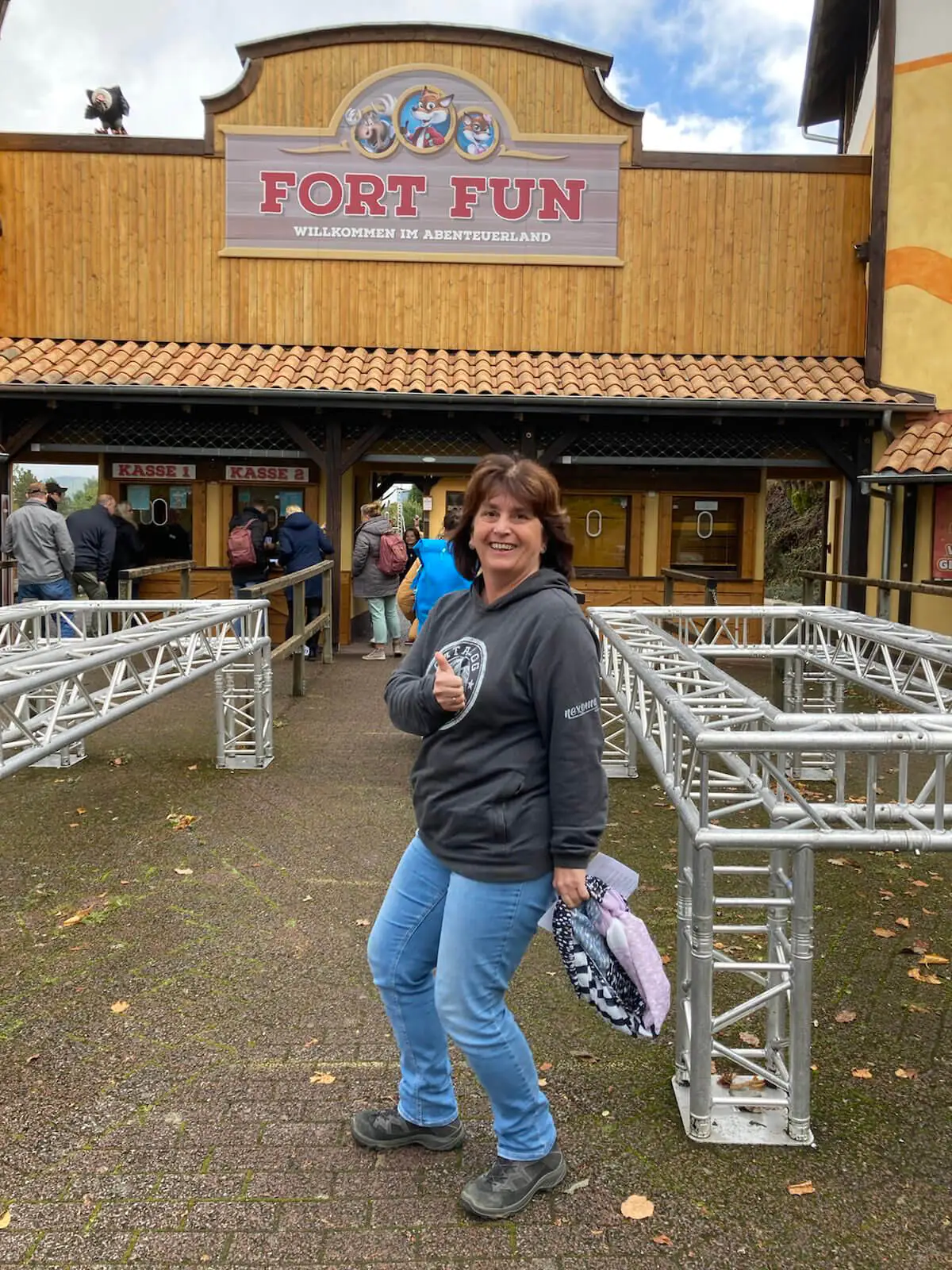 Susanne mit CatalogExpress Hoodie in Fort Fun