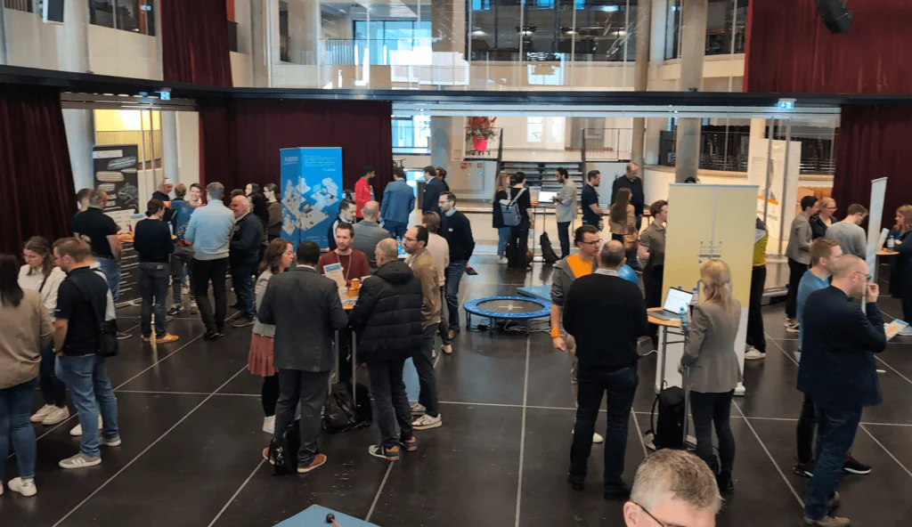 Digitales Zirkeltraining 2025 - Beitragsbild mit Teilnehmern im großen Saal des Neheimer Kaiserhauses