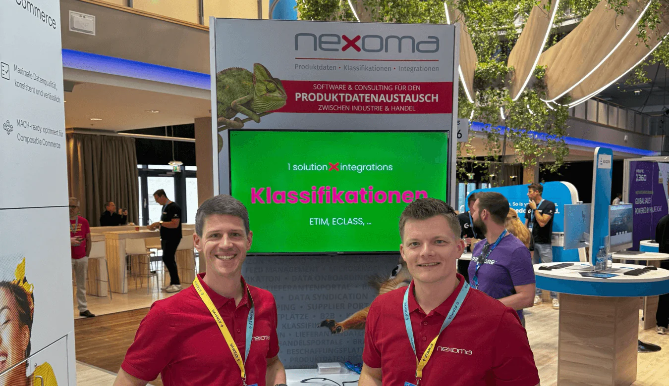 K5 Konferenz 2025 - Beitragsbild vor der eigenen nexoma-Stele mit Fabian Fischer und Kevin Mattig